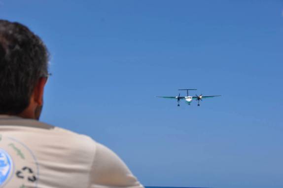 Observando pouso de avião de pequeno porte (em Maho Bay, praia de Sint Maarten - Caribe)